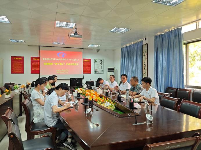 一群人在餐厅吃饭 AI 生成的内容可能不正确。