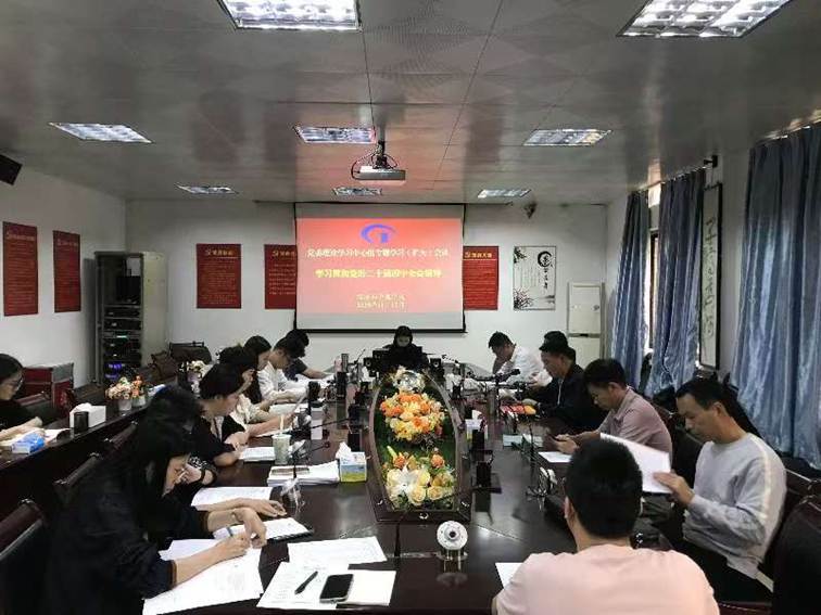 许多人在餐厅里 AI 生成的内容可能不正确。